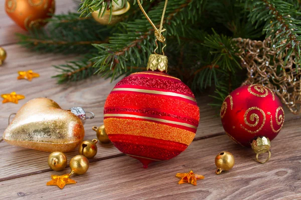 Rode en oranje bal decoratie van Kerstmis — Stockfoto