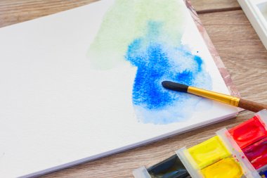 sulu boya darbe ile beyaz canva