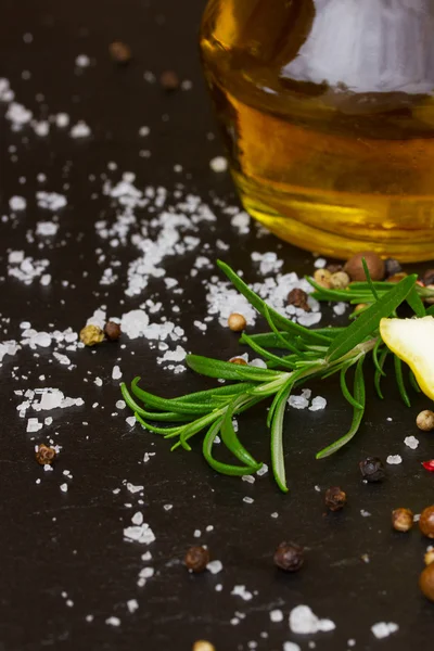 Gałązka rozmarynu z solą i oliwą — Zdjęcie stockowe