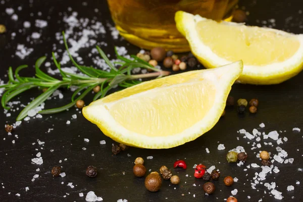 Limão fatiado com mistura de especiarias — Fotografia de Stock