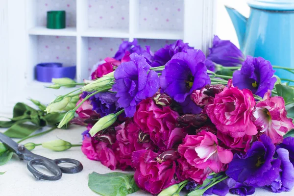 Bund von violetten und lila Eustoma-Blüten — Stockfoto