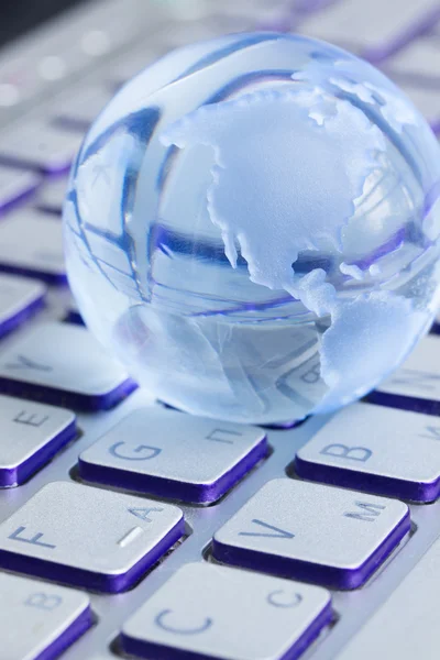 Concepto de negocio con globo en teclado portátil — Foto de Stock