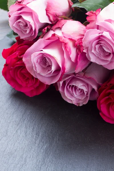 Rosas rojas y rosas sobre la mesa —  Fotos de Stock
