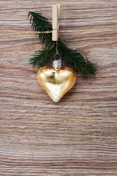 Coeur doré de Noël avec brindille verte — Photo