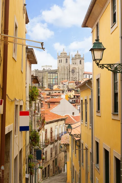 Узкая улица с лестницами, Порту, Португалия — стоковое фото