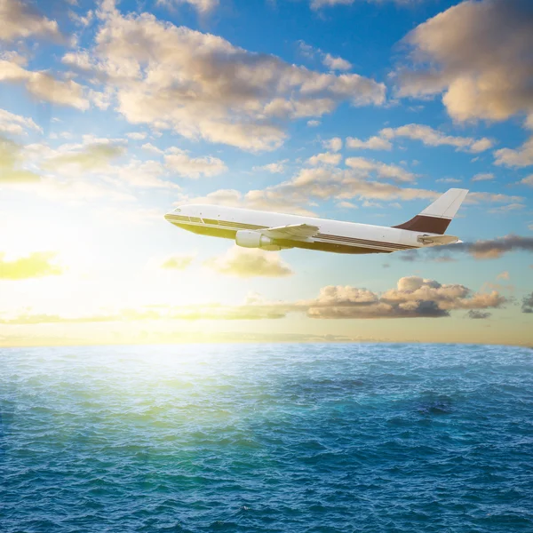 Flugzeug und Sonnenaufgang — Stockfoto