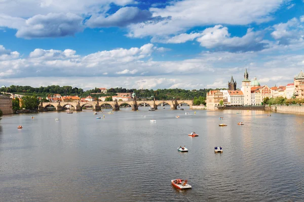 Karlův most přes řeku Vltavu — Stock fotografie