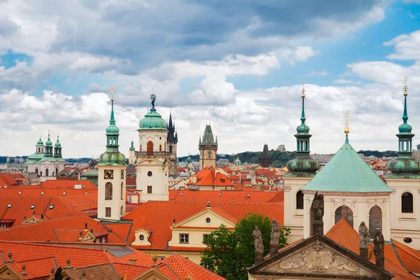 Prager Kirchtürme von oben — Stockfoto