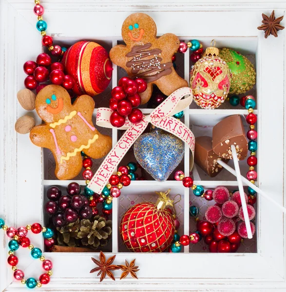 Pan de jengibre con decoraciones navideñas — Foto de Stock