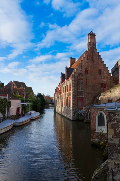 Rua do canal da cidade velha, Bruges — Fotografia de Stock
