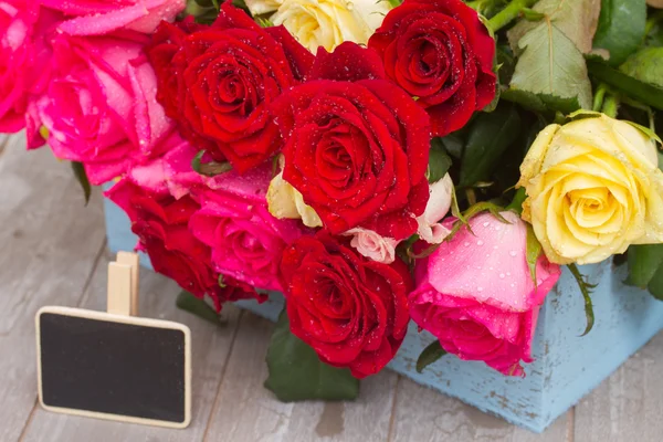 桌上的红玫瑰和粉红玫瑰 — 图库照片
