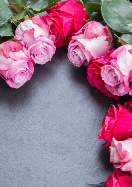 Rosas vermelhas e rosa na mesa — Fotografia de Stock