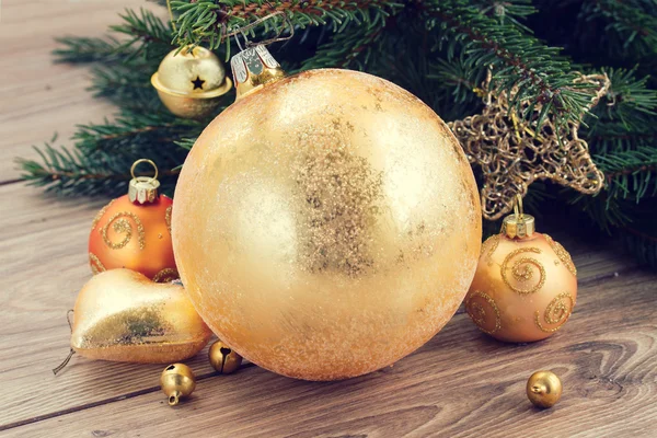 Gouden bal decoratie van Kerstmis — Stockfoto