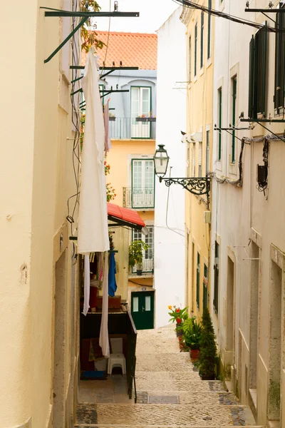 Straße in der Altstadt von Lissabon — Stockfoto