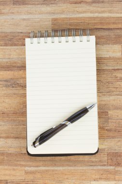 defter ahşap masada.