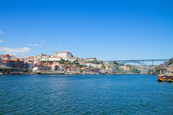 Colina con el casco antiguo de Oporto, Portugal — Foto de Stock