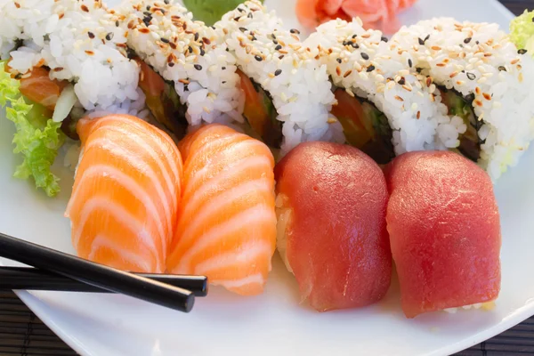 Almuerzo con plato de sushi — Foto de Stock