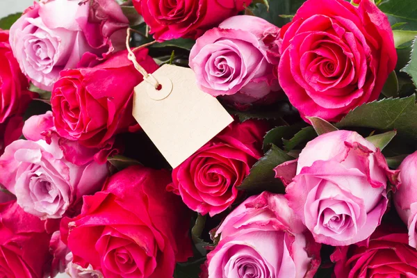 Rosas rosadas oscuras y claras en la mesa — Foto de Stock