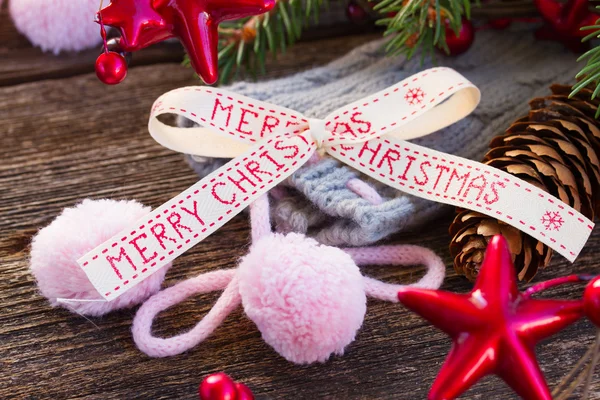 Feliz arco de Navidad con calcetines de lana —  Fotos de Stock