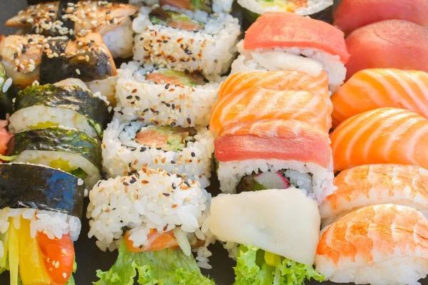 Almuerzo con plato de sushi — Foto de Stock