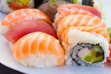 Suşi tabağıyla öğle yemeği