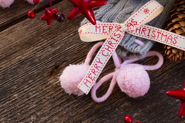 Feliz arco de Navidad con calcetines de lana — Foto de Stock