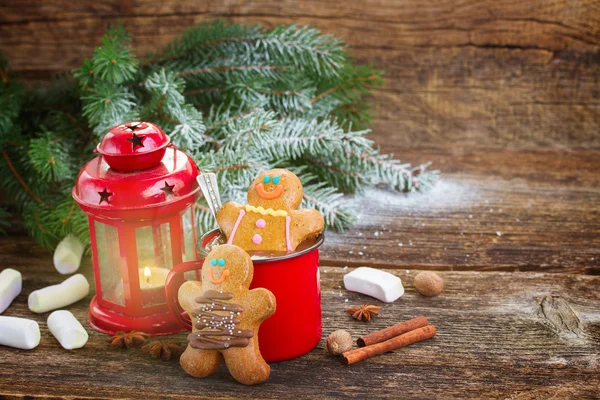 Zencefilli kurabiye adam sıcak çikolata bir fincan ile