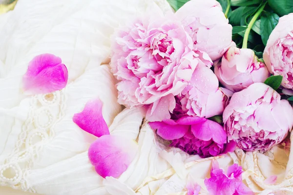 Розовые пионы и белое свадебное платье — стоковое фото
