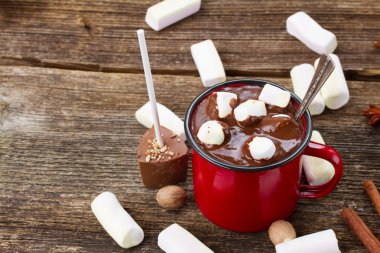 Bir fincan sıcak çikolata.