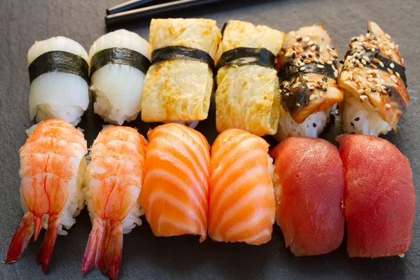 Almuerzo con plato de sushi — Foto de Stock