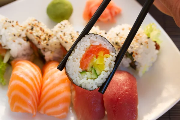 Almuerzo con plato de sushi — Foto de Stock