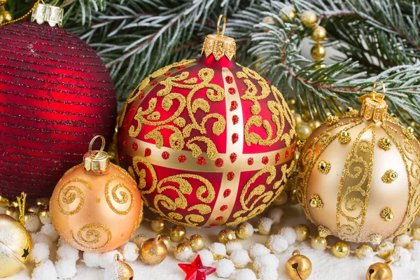 Golden christmas bow and evegreen tree — Stock Photo, Image