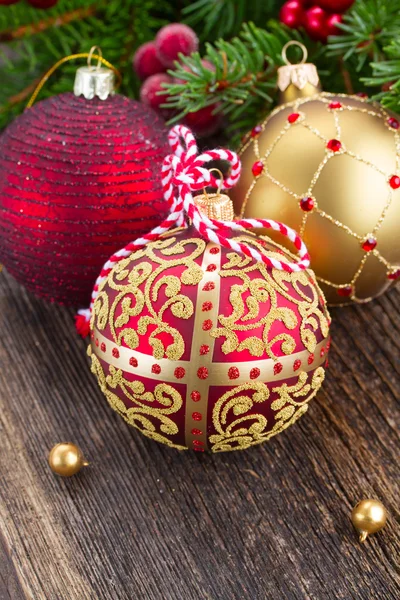 Bolas de Natal vermelhas e douradas — Fotografia de Stock