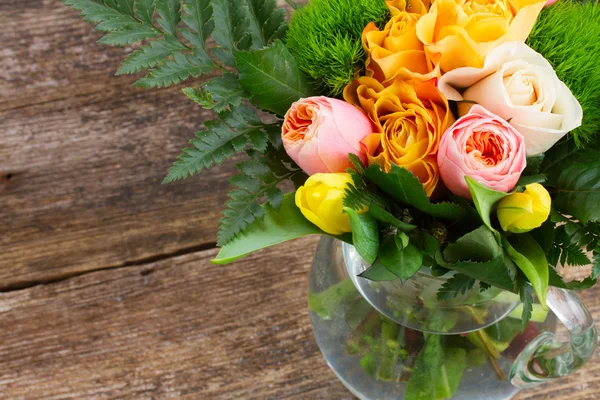 Kytice čerstvých jarních květin — Stock fotografie