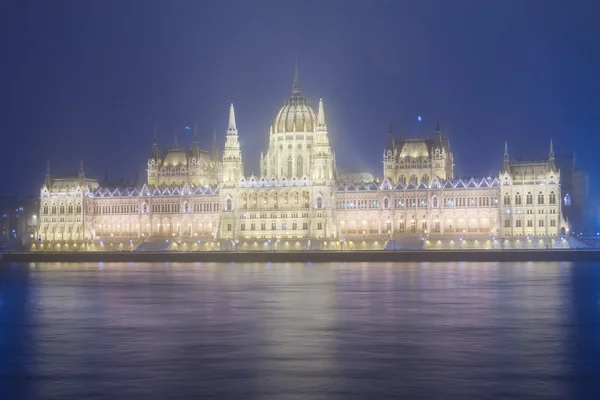 在晚上，布达佩斯议会的外观 — 图库照片