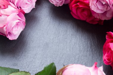 Masadaki kırmızı ve pembe güller