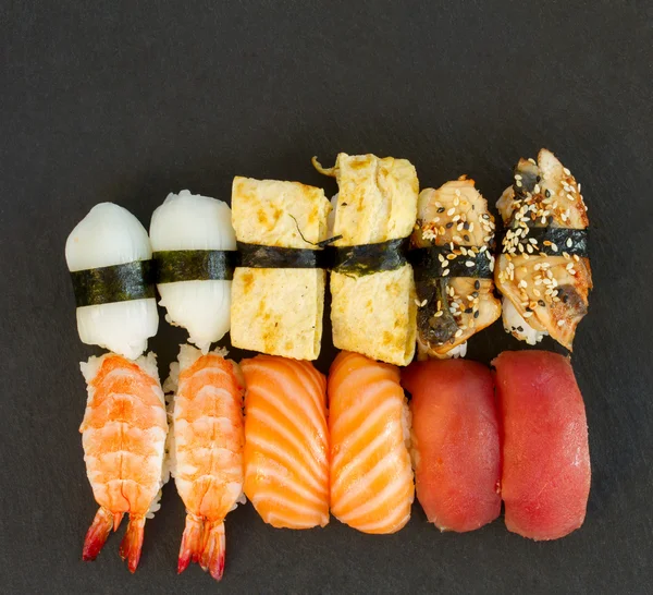 Almuerzo con plato de sushi — Foto de Stock