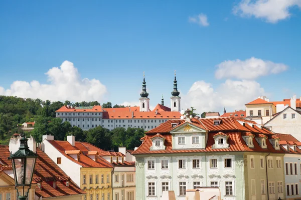 Skyline von Prag mit dem Strahov-Kloster — Stockfoto