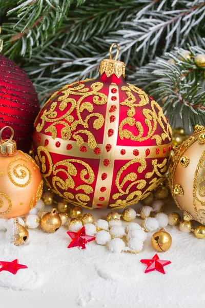 Christmas red and golden heart with evegreen tree — Stock Photo, Image