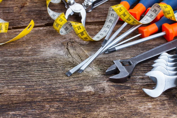 Marco del kit de herramientas en tablones de madera — Foto de Stock