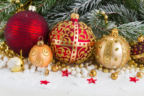 Golden christmas bow and evegreen tree — Stock Photo, Image