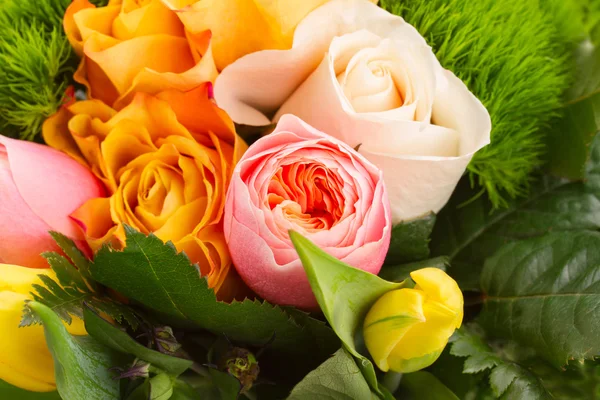 Bukiet świeżych wiosennych kwiatów — Zdjęcie stockowe