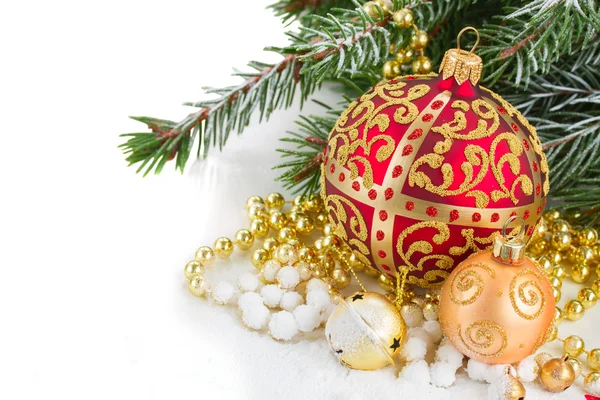 Evegreen 树的圣诞红和金色心 — 图库照片