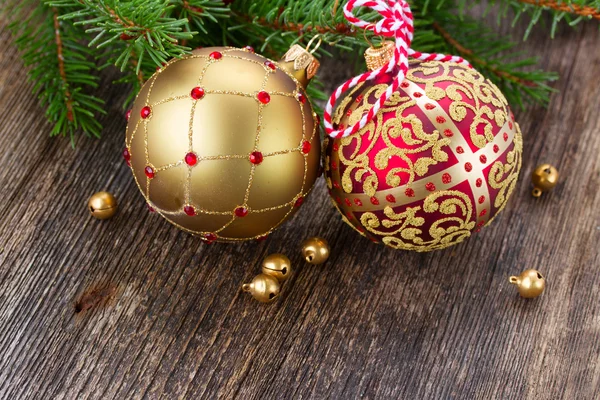 Κόκκινα και χρυσά χριστουγεννιάτικα μπαλάκια — Φωτογραφία Αρχείου