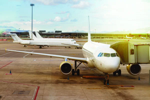 Avião no aeroporto — Fotografia de Stock