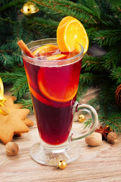 Mulled wine with decorated christmas tree — Stock Photo, Image
