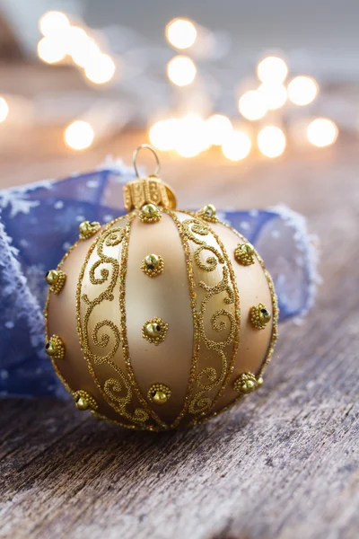 Золотой шар с рождественскими огнями — стоковое фото