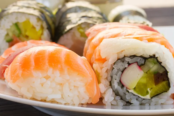 Almuerzo con plato de sushi — Foto de Stock