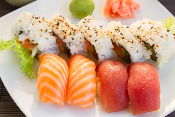 Almoço com prato de sushi — Fotografia de Stock