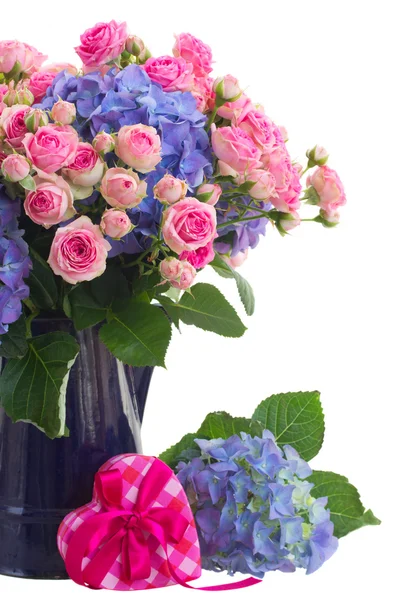 Pink roses and blue hortensia flowers close up — Stock Photo, Image